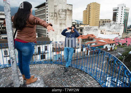 Quito City die Hauptstadt Ecuadors ist fast 10000 ft und zweithöchste Hauptstadt in Südamerika, voller lebendiger Leben und ungeraden Bits der Architektur, Stockfoto