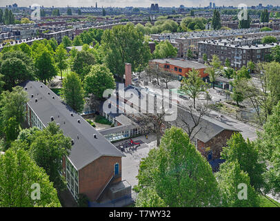 Amsterdam West aus der ehemaligen Elsevier Gebäude, OBS Multatuli die erste Schule nach dem WW2 zu bauen, Blick Richtung Amsterdam City Centre Stockfoto