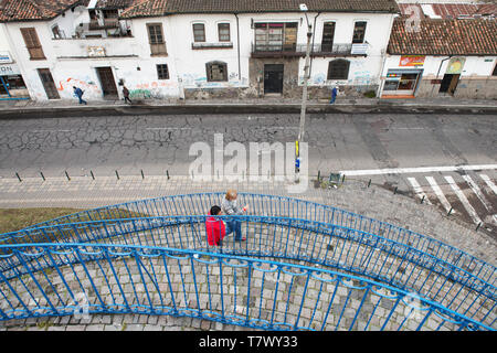 Quito City die Hauptstadt Ecuadors ist fast 10000 ft und zweithöchste Hauptstadt in Südamerika, voller lebendiger Leben und ungeraden Bits der Architektur, Stockfoto