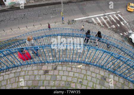 Quito City die Hauptstadt Ecuadors ist fast 10000 ft und zweithöchste Hauptstadt in Südamerika, voller lebendiger Leben und ungeraden Bits der Architektur, Stockfoto