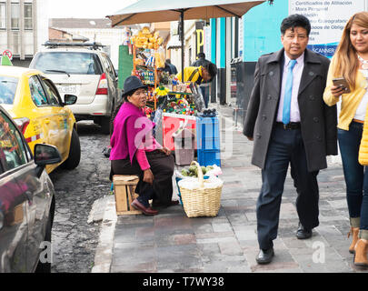 Quito City die Hauptstadt Ecuadors ist fast 10000 ft und zweithöchste Hauptstadt in Südamerika, voller lebendiger Leben und ungeraden Bits der Architektur, Stockfoto