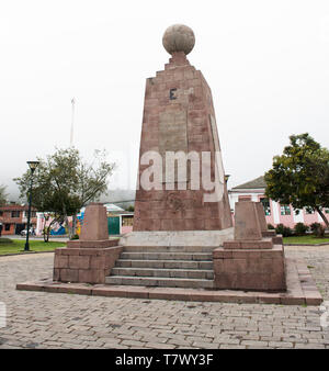 Die echten Äquator markiert ist nördlich der großen Museum, wo die Franzosen den Ort verkannt, ist ein Denkmal in der Stadt Quadrat markiert, nördlich von Quito Stockfoto