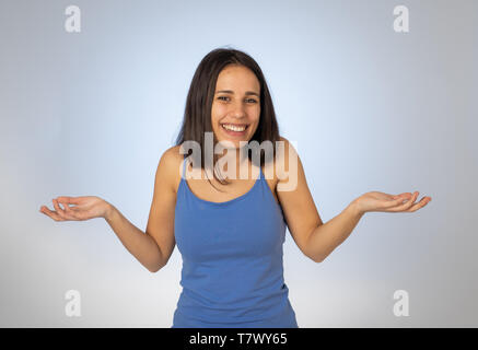 Portrait von attraktiven Latein junge Frau, clueless Geste ohne Idee holding hands up mit Unsicherheit auf Gesicht. Teenager mit niedlichen ahnungslos Stockfoto