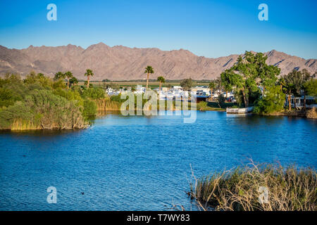 Yuma, AZ, USA - April 4, 2017: Klare Weg der bläuliche Wasser von Sträuchern umgeben Stockfoto