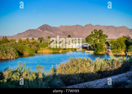 Yuma, AZ, USA - April 4, 2017: Klare Weg der bläuliche Wasser von Sträuchern umgeben Stockfoto