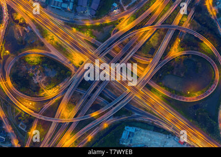 Luftaufnahme von viel befahrenen Highway Kreuzungen in der Nacht. Stockfoto