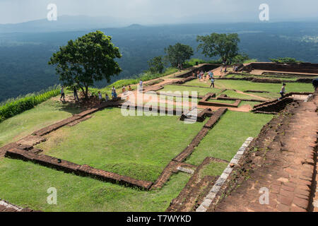 Festung Stiftungen an der Spitze der Sigiriya Felsen, Sri Lanka, zuerst von dem Britischen Archäologen ausgegraben in den frühen 1. Stockfoto