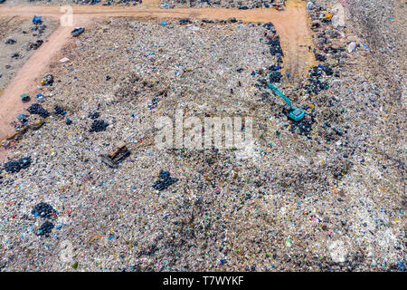 Luftaufnahme von großen Deponie. Abfälle Müllkippe. Stockfoto
