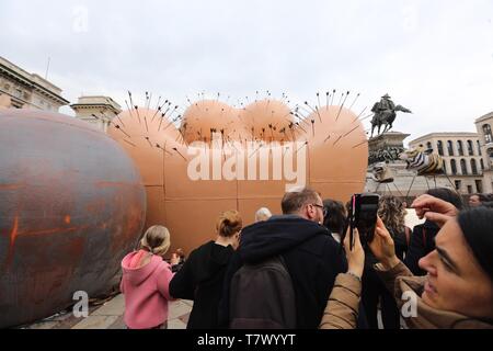 Einweihung des "Leidens Majestät", eine Installation von Gaetano Pesce, in Piazza Duomo, Mailand, Italien. Mit: Atmosphäre, wo: Mailand, Lombardei, Italien Wann: 07 Apr 2019 Credit: IPA/WENN.com ** Nur für die Veröffentlichung in Großbritannien, den USA, Deutschland, Österreich, Schweiz ** verfügbar Stockfoto