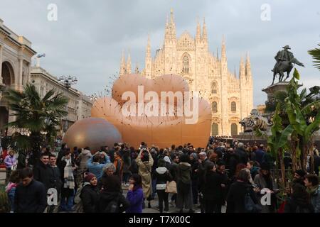Einweihung des "Leidens Majestät", eine Installation von Gaetano Pesce, in Piazza Duomo, Mailand, Italien. Mit: Atmosphäre, wo: Mailand, Lombardei, Italien Wann: 07 Apr 2019 Credit: IPA/WENN.com ** Nur für die Veröffentlichung in Großbritannien, den USA, Deutschland, Österreich, Schweiz ** verfügbar Stockfoto