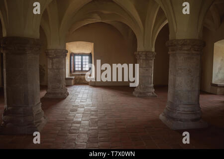 Interne Halle mit dicken Säulen und Decke auf der Burg von evoramonte. Eine kleine befestigte Gemeinde mit einer alten Burg in Portugal. Stockfoto