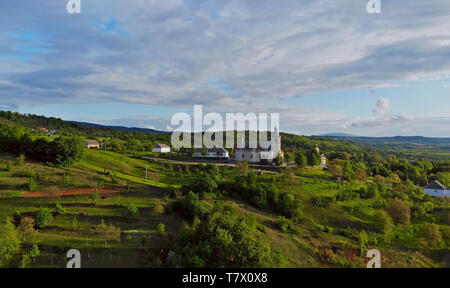 Landschaft, einem kleinen Dorf in einer bergigen Gegend auf einer Feder sonnigen Tag Karpaty Ukraine Stockfoto