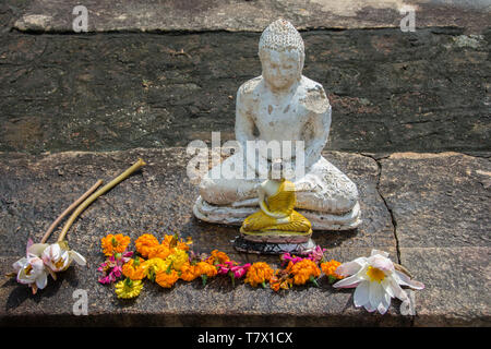 Kleine Statue von Buddha mit Blumen, Mihintale, Sri Lanka Stockfoto