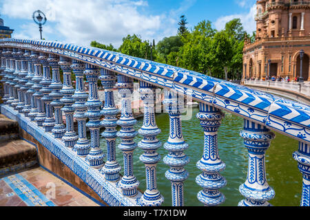 Detail auf einer Brücke an der Plaza de Espana in Sevilla in der Region Andalusien in Spanien Stockfoto