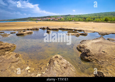 Gesunde Schlamm Strand in Cizici Soline auf der Insel Krk, Kvarner Bucht von Kroatien Stockfoto