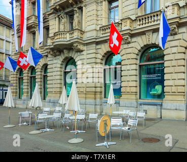 Zürich, Schweiz - 1 August 2016: Fassade der Credit Suisse am Paradeplatz Square mit den Flaggen der Schweiz und Zürich. Stockfoto