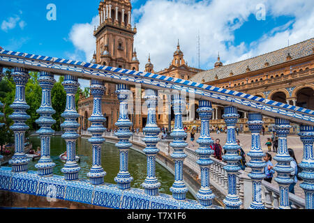 Detail auf einer Brücke an der Plaza de Espana in Sevilla in der Region Andalusien in Spanien Stockfoto