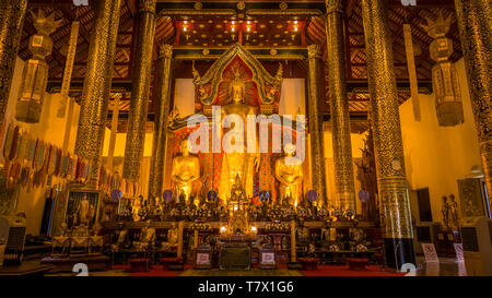 Im Inneren des goldenen buddhistischen Tempel von Wat Yai Chai Mongkhon in Ayutthaya, Thailand Stockfoto