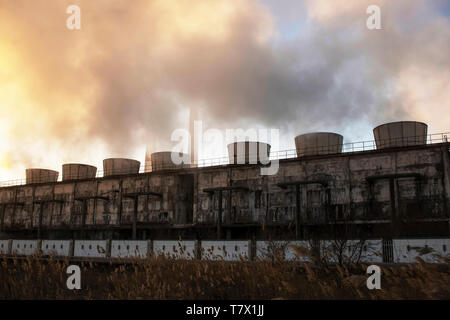 Chemieanlage Kühltürme Dampf bei Sonnenaufgang im Winter. Stockfoto