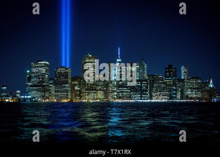 Die Türme der Lichtstrahl in den Himmel am 13. Jahrestag des 11. September Angriff, der das World Trade Center gebracht und getötet, 2996 Menschen. Stockfoto