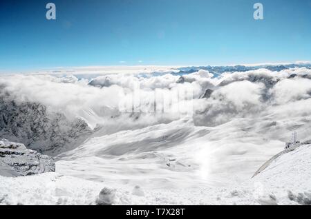 Blick von der Zugspitze über die winterlich verschneiten Gipfel der Alpen Stockfoto