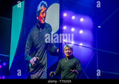 Guy Kawasaki beobachtet, als er während der tnw Konferenz. Die 14. Ausgabe des TNW Konferenz in Amsterdam NDSM-WERFT, ein kreatives Zentrum für Künstler und Unternehmer eingeweiht. Guy Kawasaki ist verantwortlich für den Aufbau der Apple Kult - wie Status, heute bleibt. Er im Grunde erfunden Evangelisation Marketing als ursprüngliche Chief evangelist von Apple von 1983 bis 1987 war er verantwortlich für die Vermarktung des ersten Macintosh. Kawasaki ist jetzt der Chief evangelist von canva und Markenbotschafter für Mercedes-Benz. Er ist auch Autor von 15 Büchern, von denen viele Bücherregal Heftklammern, vor kurzem Pub Stockfoto