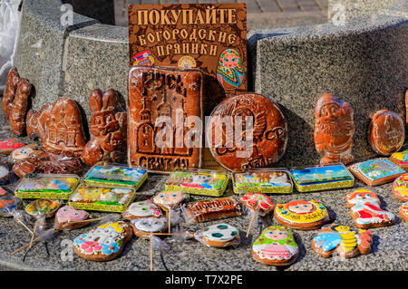 Kunstvolle handgefertigte pryaniki, Russische Honig Spice Cookies, wie Spielzeug und Russische Rubel Münzen zum Verkauf, die in der Straße in Sankt Petersburg Russland geformt Stockfoto