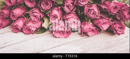 Rosa Rosen Grenze auf Holz. Stockfoto