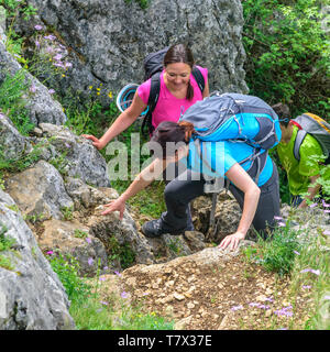 Eine Gruppe von Menschen, die an einem steilen Trail im Naturpark Altmühltal Stockfoto