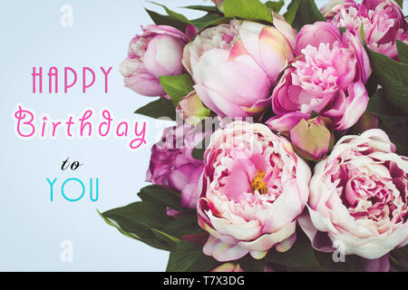 Alles Gute zum Geburtstag text Karte mit rosa Pfingstrose Blüten. Blauen Hintergrund. Stockfoto