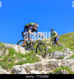 Mountainbiker auf tricky Downhill im hochalpinen und felsiges Gelände Stockfoto