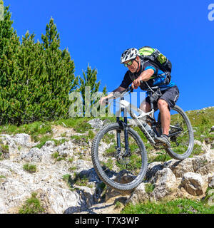 Mountainbiker auf tricky Downhill im hochalpinen und felsiges Gelände Stockfoto