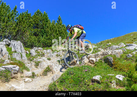 Mountainbiker auf tricky Downhill im hochalpinen und felsiges Gelände Stockfoto