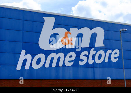 Um Cribbs Causeway Einkaufszentrum, in der Nähe von Bristol UK; B&M homestore Stockfoto