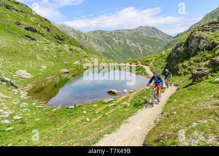 Hochalpine Mountainbiking auf Single Trail Stockfoto