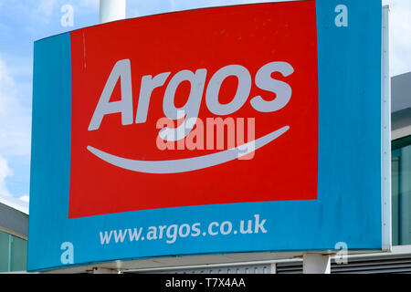 Um Cribbs Causeway Einkaufszentrum, in der Nähe von Bristol UK Argos Zeichen Stockfoto