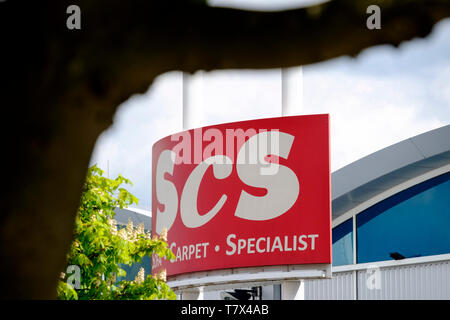 Um Cribbs Causeway Einkaufszentrum, in der Nähe von Bristol UK SCS Teppich Store anmelden Stockfoto