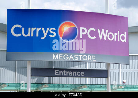 Um Cribbs Causeway Einkaufszentrum, in der Nähe von Bristol UK Currys PC-Welt megastore anmelden Stockfoto