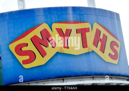 Um Cribbs Causeway Einkaufszentrum, in der Nähe von Bristol UK Smyths Toy Store anmelden Stockfoto