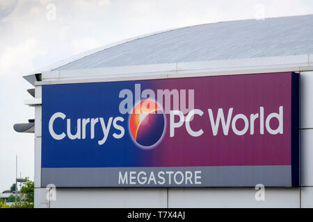 Um Cribbs Causeway Einkaufszentrum, in der Nähe von Bristol UK Currys PC-Welt megastore anmelden Stockfoto