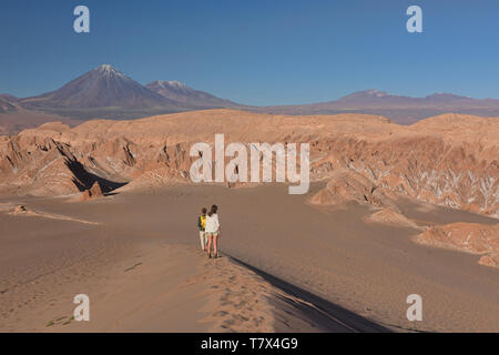 Licancabur Vulkan steigt über die Wüste Landschaft im Valle Marte, San Pedro de Atacama, Chile Stockfoto