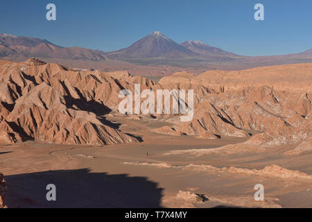 Licancabur Vulkan steigt über die Wüste Landschaft im Valle Marte, San Pedro de Atacama, Chile Stockfoto