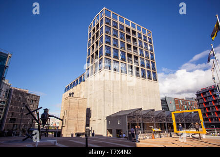 Kapstadt, Südafrika, 12. April 2019: Außen der zeitgenössischen Kunst. Das Gebäude wurde aus alten Getreidesilos umgebaut. Stockfoto