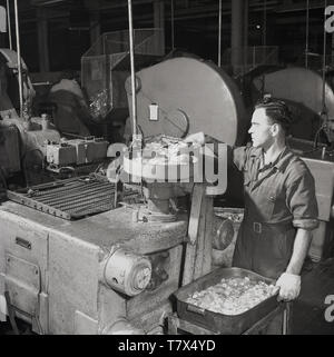 1950, historische, eine männliche Arbeiter an der stets bereit ist, batterie Werk in Forest Road, Walthamstow, London, England, UK. Frau eingetragen Beschäftigung in der Industrie in großen Zahlen, die während des Zweiten Weltkriegs und viele hatten nach dem Ende des Krieges. Die Fabrik ist spezialisiert auf die Herstellung von Trockenbatterien für Radios.. Von 1963 überhaupt bereit waren 28 Fabriken in Großbritannien beschäftigt über 12.000 Mitarbeiter. Stockfoto