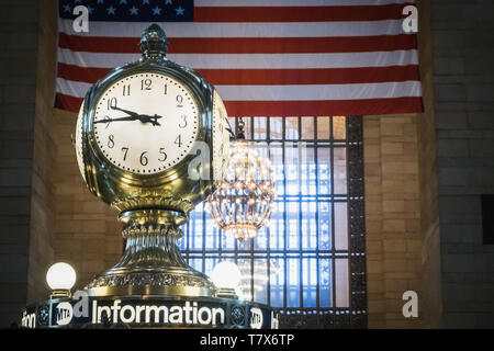 NEW YORK, USA - 24. FEBRUAR 2018: Goldene Uhr am Grand Central Station MTA Information in Manhattan, New York Stockfoto