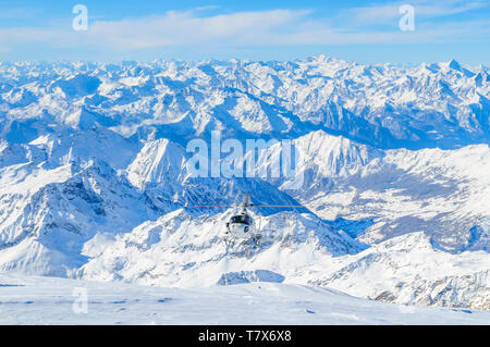 Freerider Ankunft am Gipfel des Monte Rosa Gletscher mit einem Hubschrauber Stockfoto