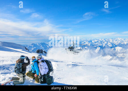 Freerider Ankunft am Gipfel des Monte Rosa Gletscher mit einem Hubschrauber Stockfoto