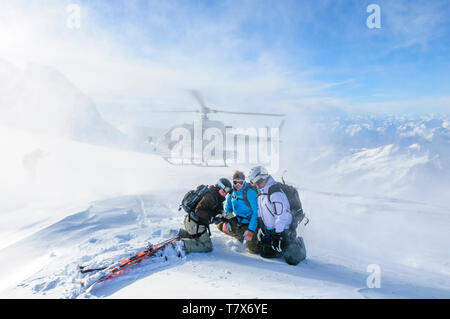 Freerider Ankunft am Gipfel des Monte Rosa Gletscher mit einem Hubschrauber Stockfoto