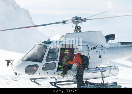 Freerider Ankunft am Gipfel des Monte Rosa Gletscher mit einem Hubschrauber Stockfoto