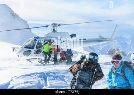 Freerider Ankunft am Gipfel des Monte Rosa Gletscher mit einem Hubschrauber Stockfoto